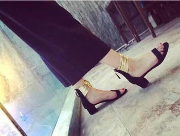 Vasaros gatvės stiliaus moteris žavinga juoda smėlio spalvos verstos odos aikštėje aukštakulniai sandalai madingas aukso siauros juostos dizaino suknelė bateliai