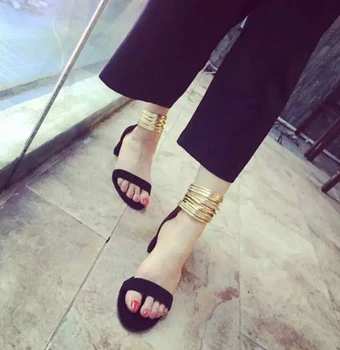 Vasaros gatvės stiliaus moteris žavinga juoda smėlio spalvos verstos odos aikštėje aukštakulniai sandalai madingas aukso siauros juostos dizaino suknelė bateliai