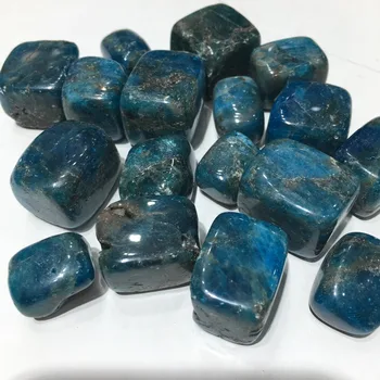 Natūraliai mėlyname apatite kristalų poliruotas akmuo, žvyras