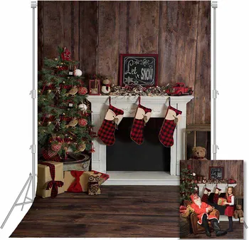 Fotografijos fonas Kalėdų eglutė židinys retro tamsiai ruda mediena, grindų fone fotostudija photocall raudonų kojinių dovanos